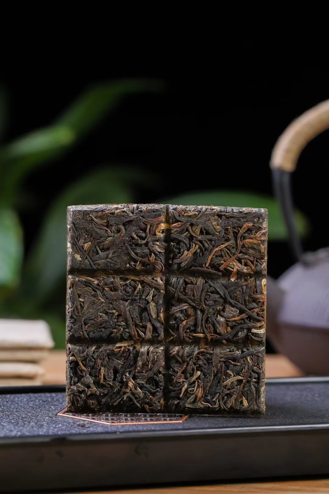 冰岛生茶薄片30克,一口料压制而成,汤水甜润,口感鲜爽.