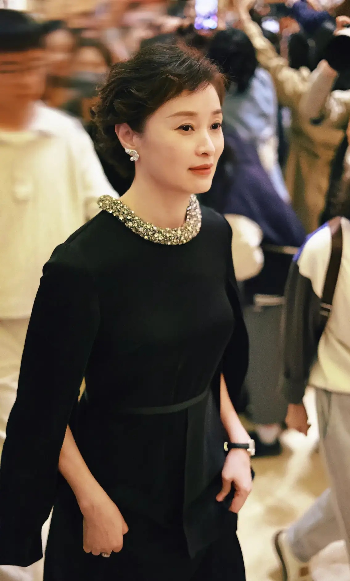 马伊都快再婚了,吴越还没结婚没生娃,都51岁了的大龄剩女了,同样是被