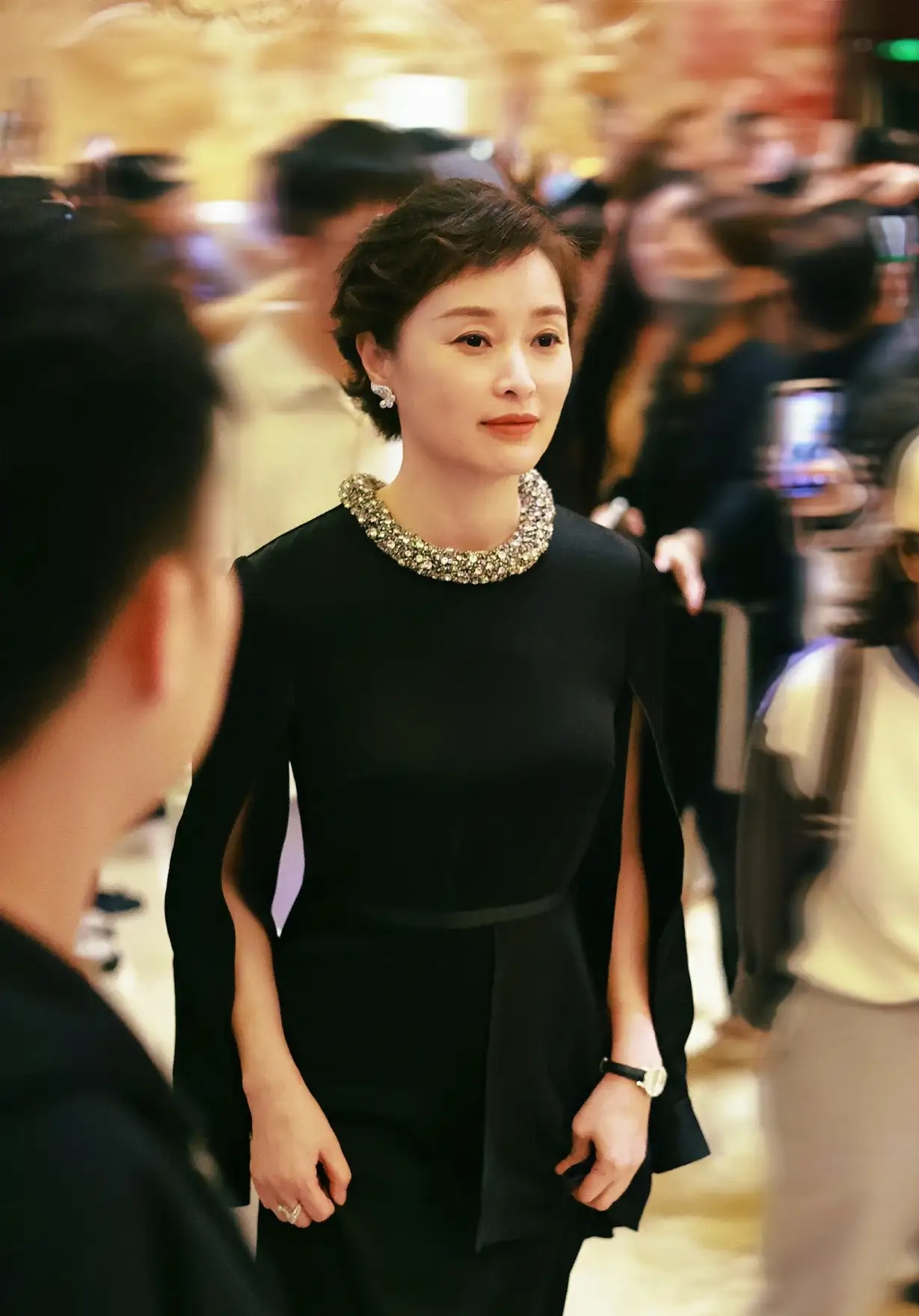 马伊都快再婚了,吴越还没结婚没生娃,都51岁了的大龄剩女了,同样是被