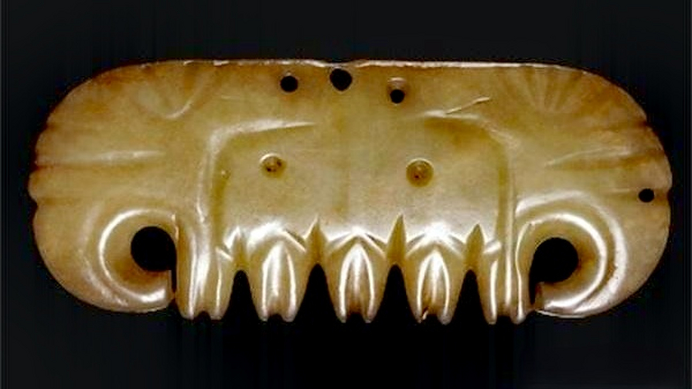 红山文化玉梳 红山文化有一种玉器,学术界称勾云形玉器等很多叫法