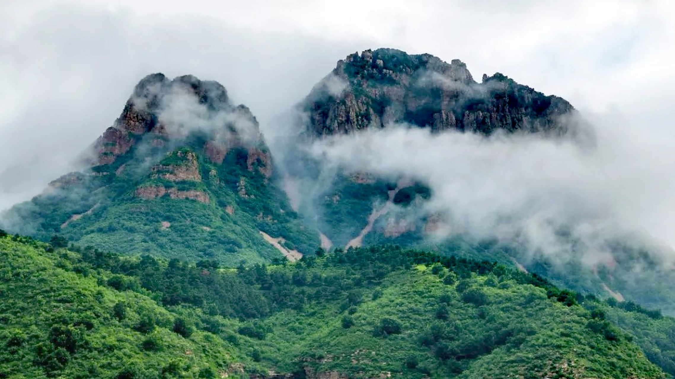 红石砬山,夏朝时称狂山,位于辽宁省凌源市大河北乡南刘杖子村,它是