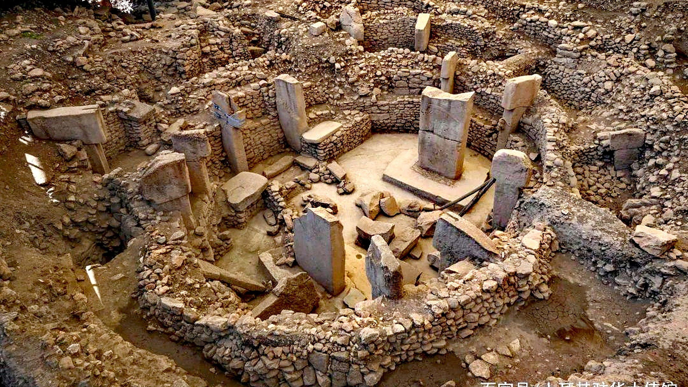 石峁遗址护坡石墙的用途 陕西省神木县石峁遗址,东南方向有13道护坡石