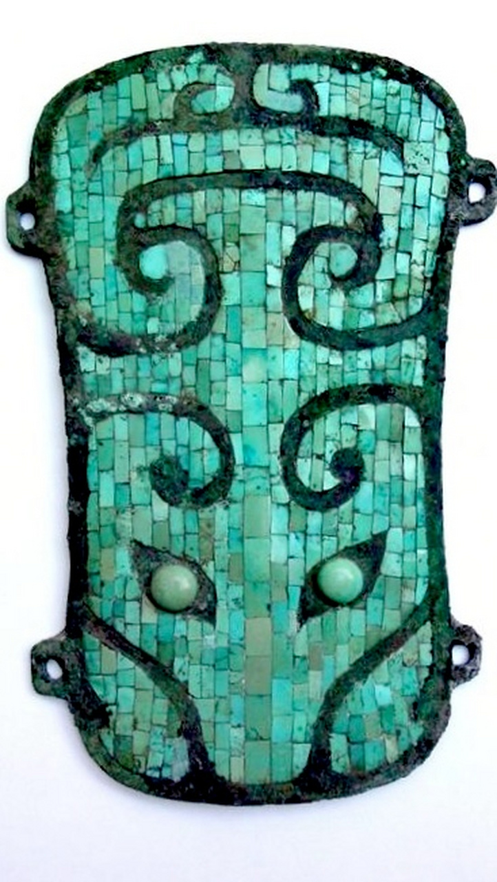 河南省偃师二里头遗址,出土有三件镶嵌绿松石铜牌,放置于高等级墓葬