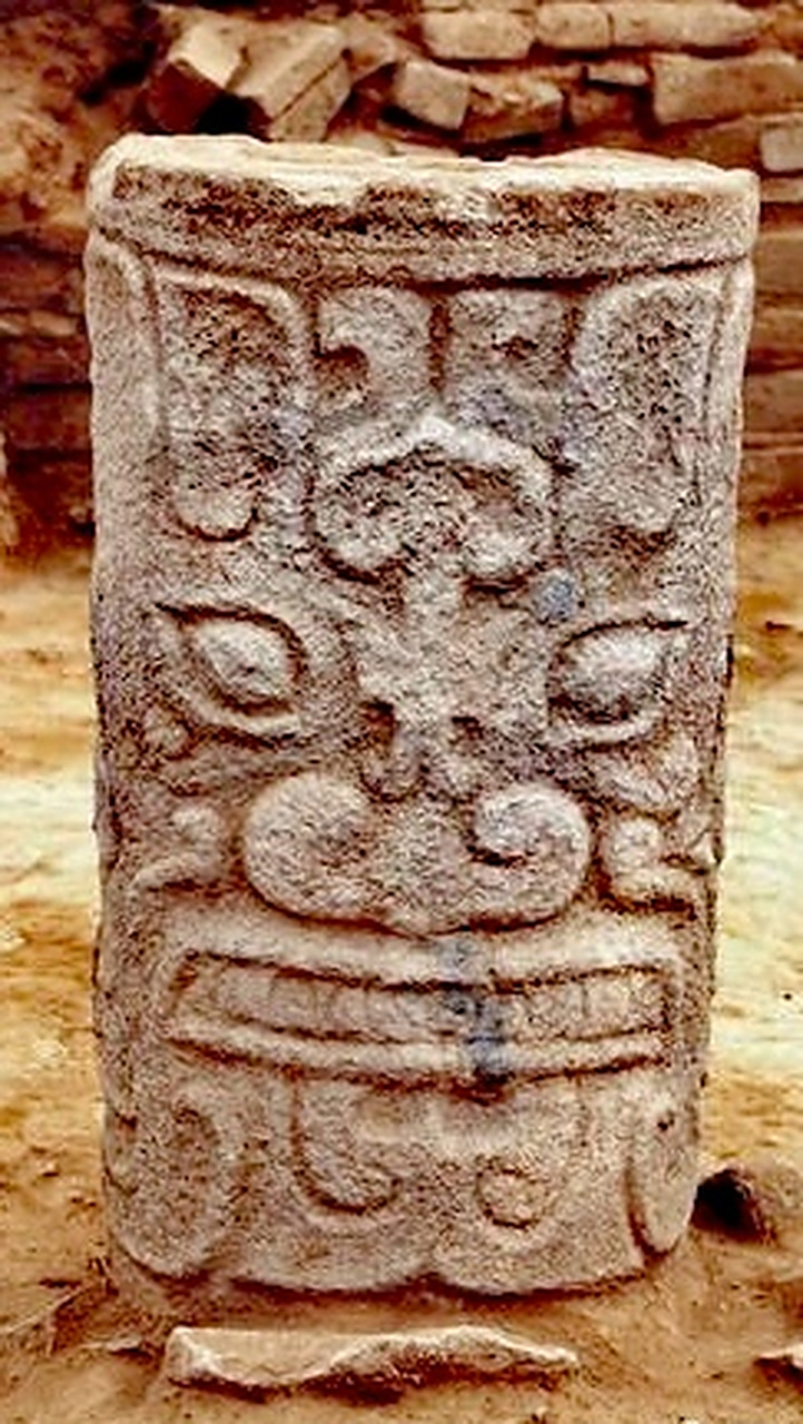 陕西神木石峁遗址,出土了许多石刻人头像,其中一柱状神头像最引人