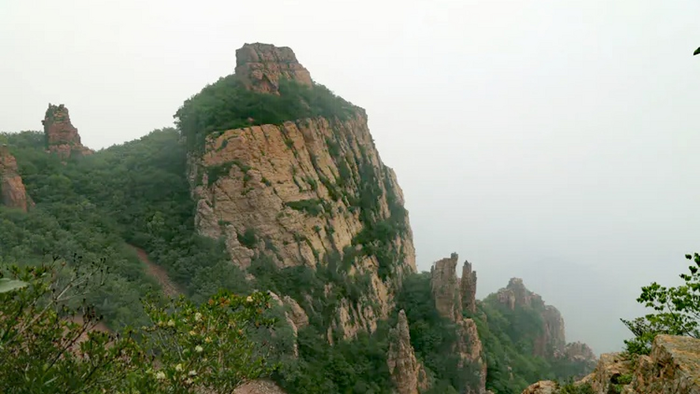 红石砬山,夏朝时称狂山,位于辽宁省凌源市大河北乡南刘杖子村,它是