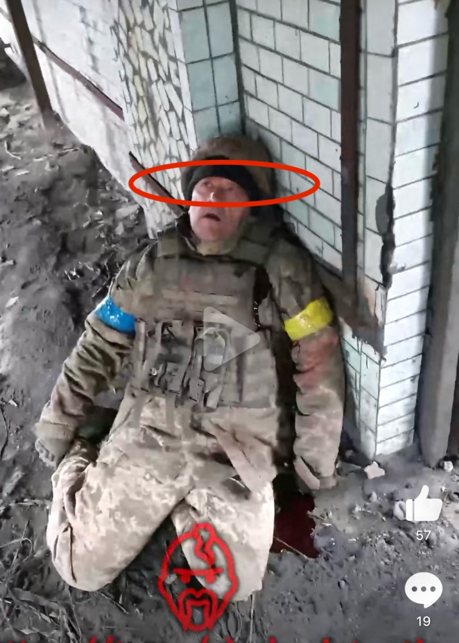 死不瞑目的乌克兰士兵,俄军为乌军"收尸"!