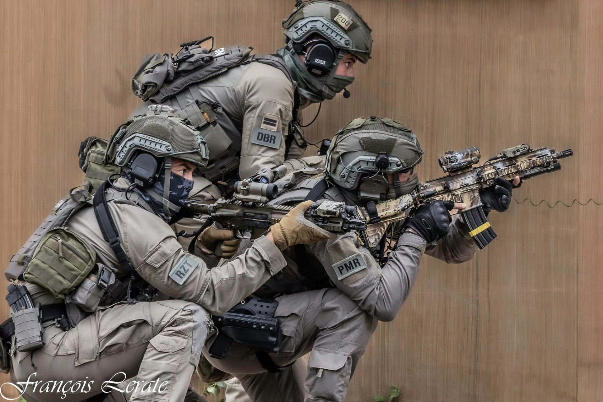 2024欧洲防务展前进行能力展示的法国国家宪兵特勤队(gign).