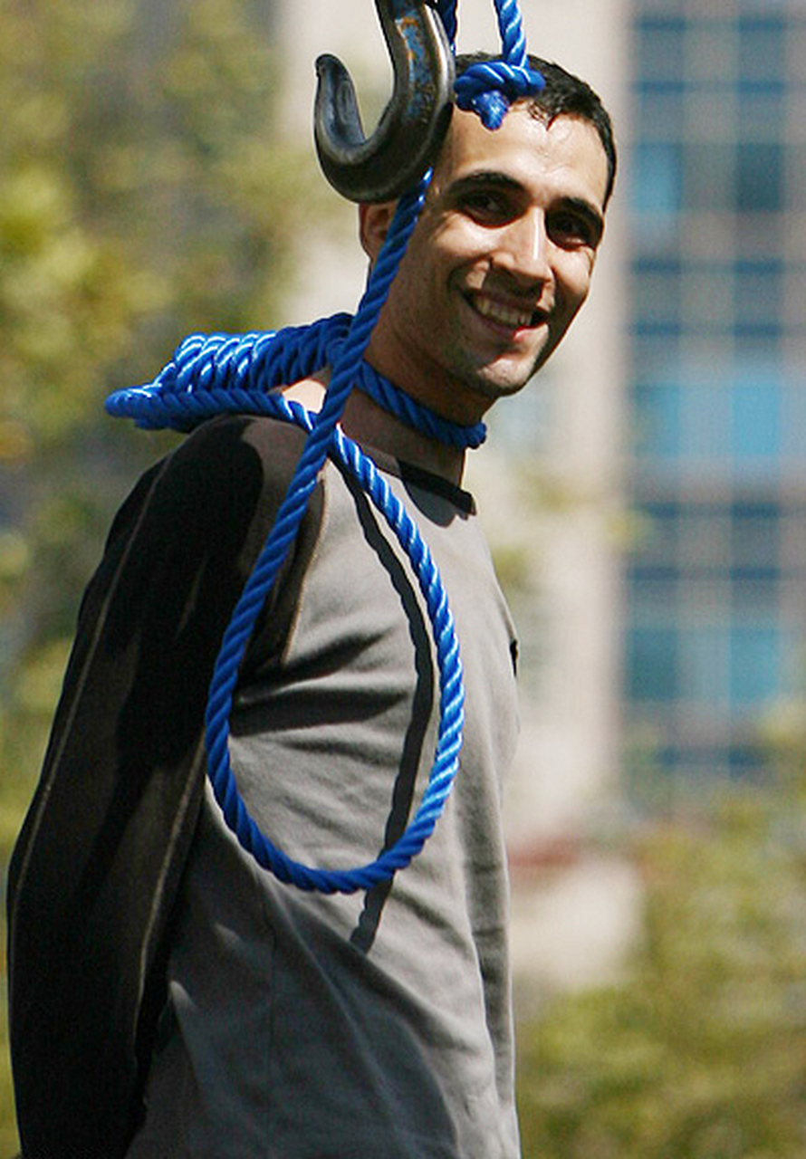 "  2007年8月2日,28岁的伊朗男子马吉德和他的侄子在伊朗德黑兰被公开