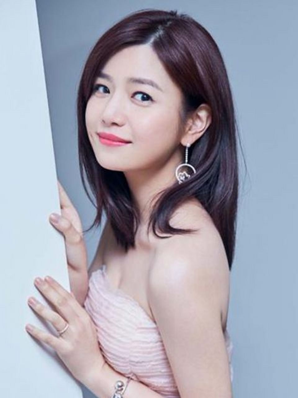 个人感觉陈妍希还是现代装更好看些,大家觉得呢?