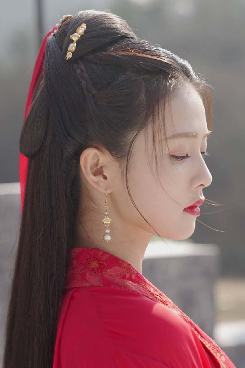 白鹿好适合穿红色衣服,超级漂亮的!