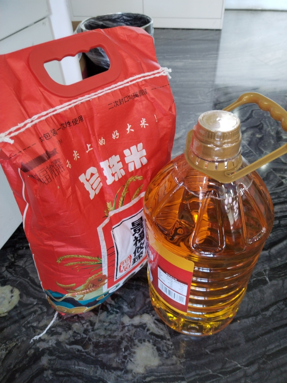 中秋节公司今天发福利了,一桶食用油一袋大米[笑哭],是不是不能不懂得