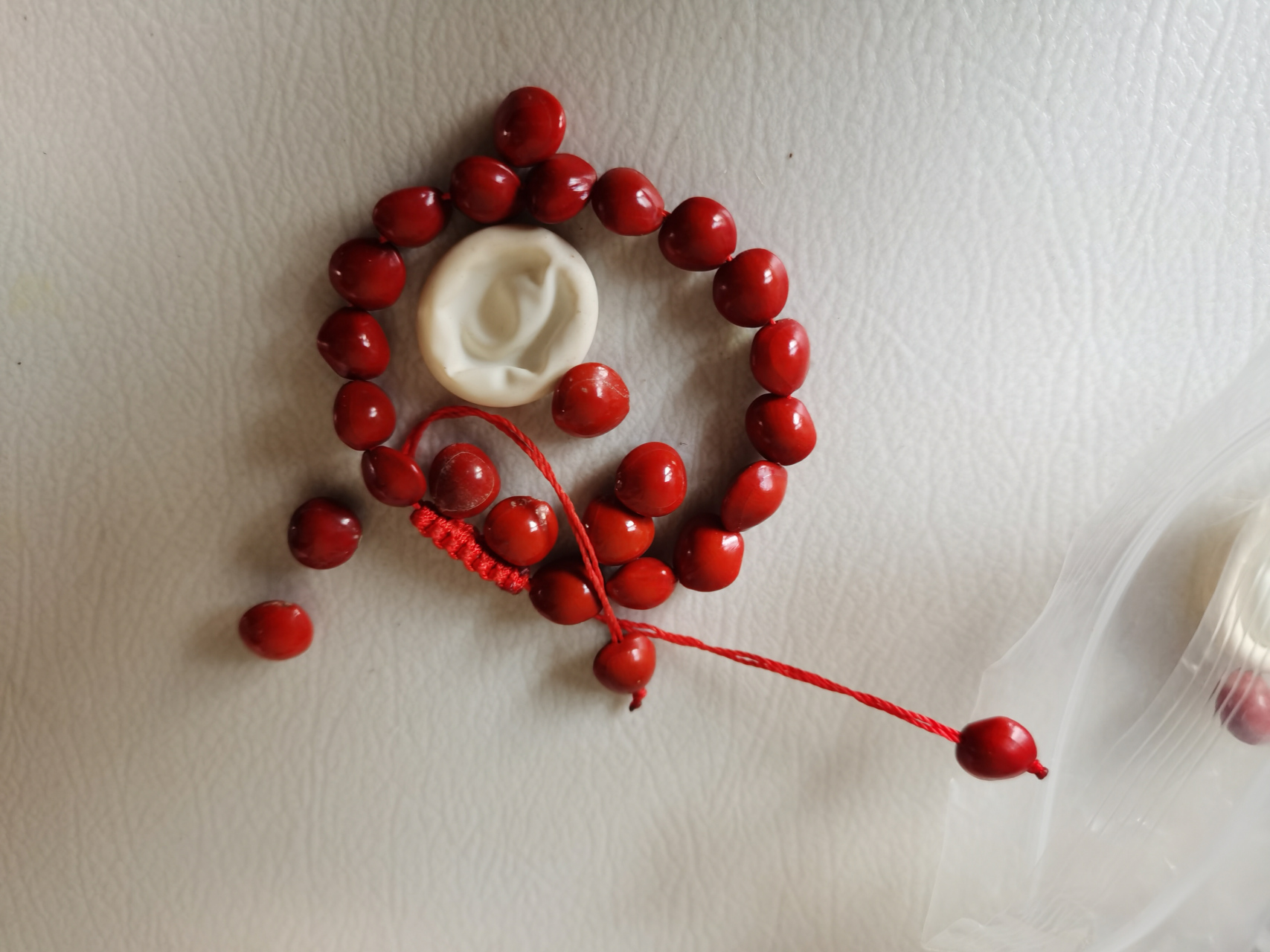 求求大家: 有没有知道这个东西,网上买的一种红豆,也叫相思豆,海红豆