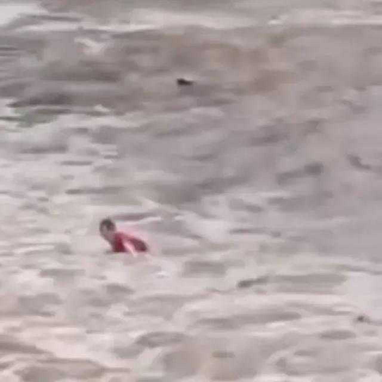 是因为这个河道上建了多个半圆形的水坝,形状