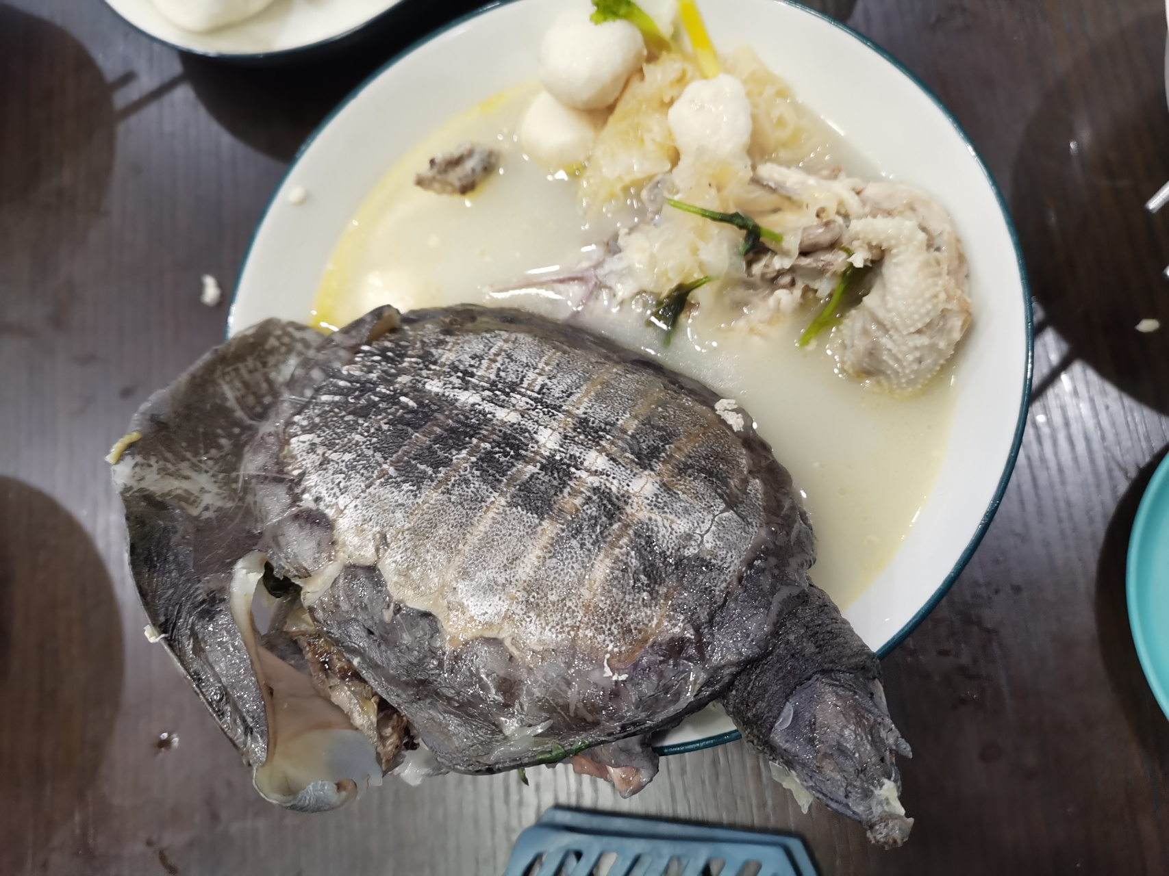 参加喜宴,打包带来一盘霸王别鸡,酒席上这个菜一动未动,晚上端上桌