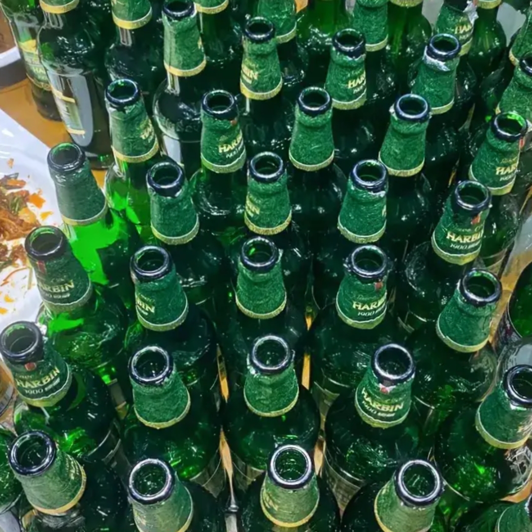 啤酒瓶子一堆在桌上图满桌子啤酒自己喝图片满桌啤酒瓶子真实图片一大