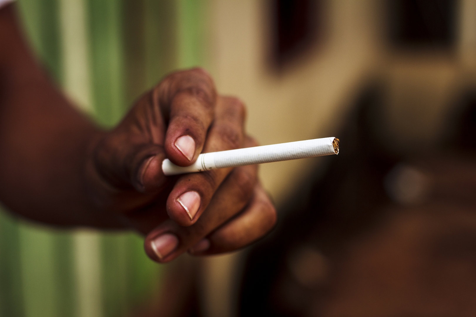 每月到手工资3900元,我算了一下,他一个月抽烟能抽去1000左右,在家