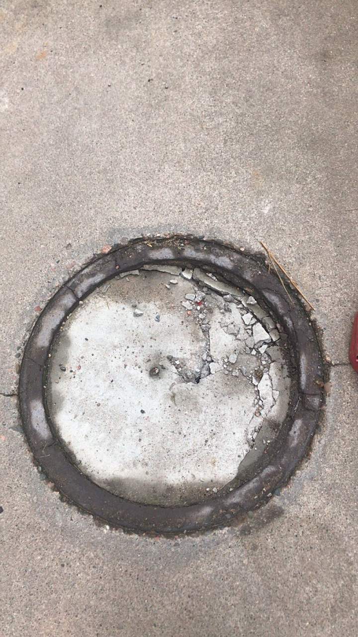 宝鸡百家事# 网友dy反映,宝鸡高新区星泰园5号楼1单元门口井盖破损