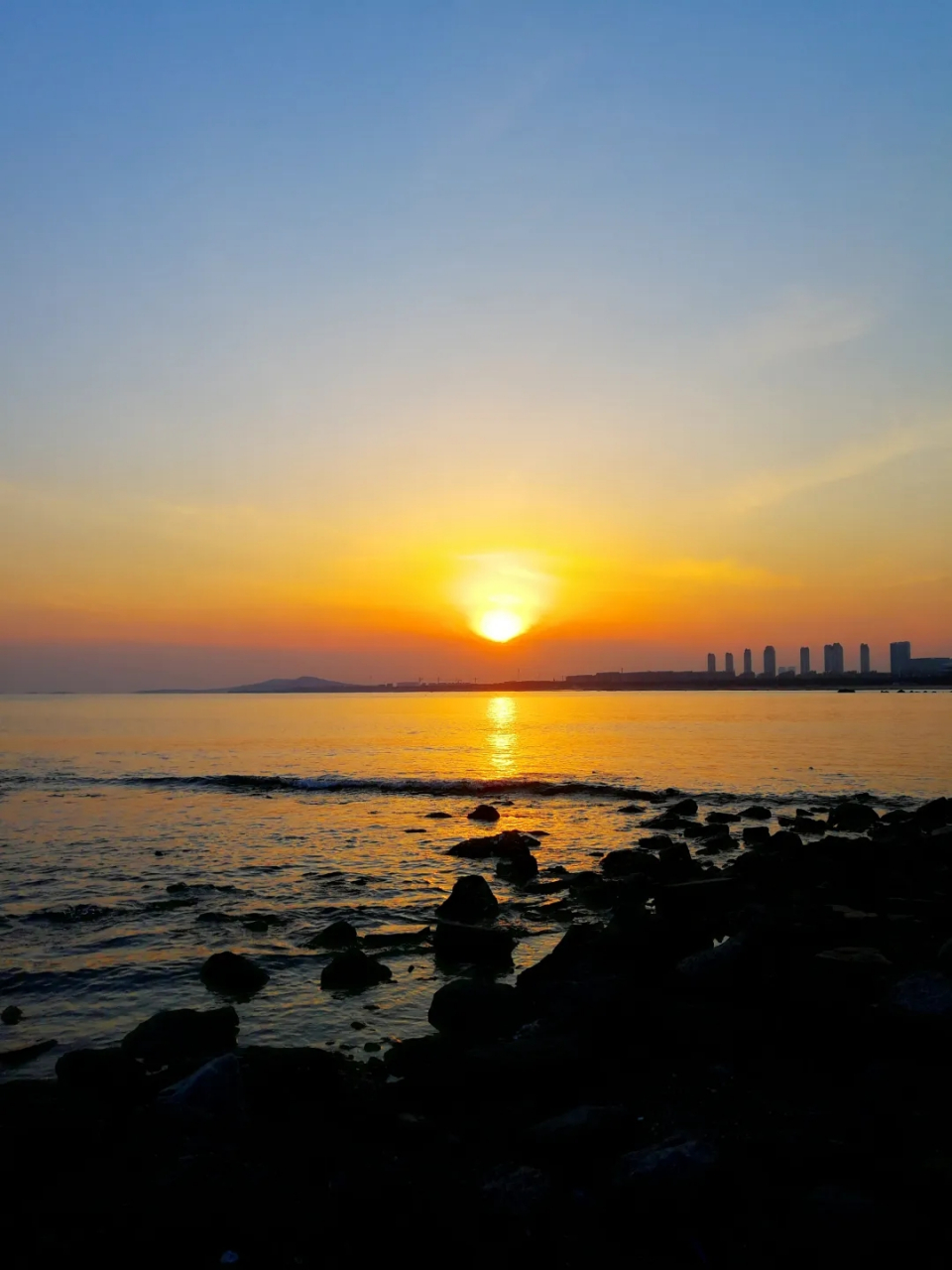 我在黄昏写上一封信, 载着落日的余晖和银河的浪漫寄给你, 寄给温柔