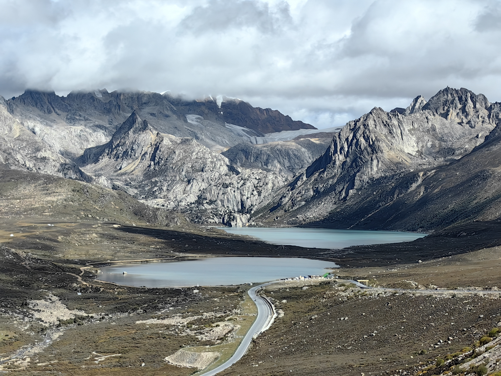 从理塘到巴塘,毛娅大草原的广袤无垠映入眼帘,绿意盎然,牛羊成群,美不