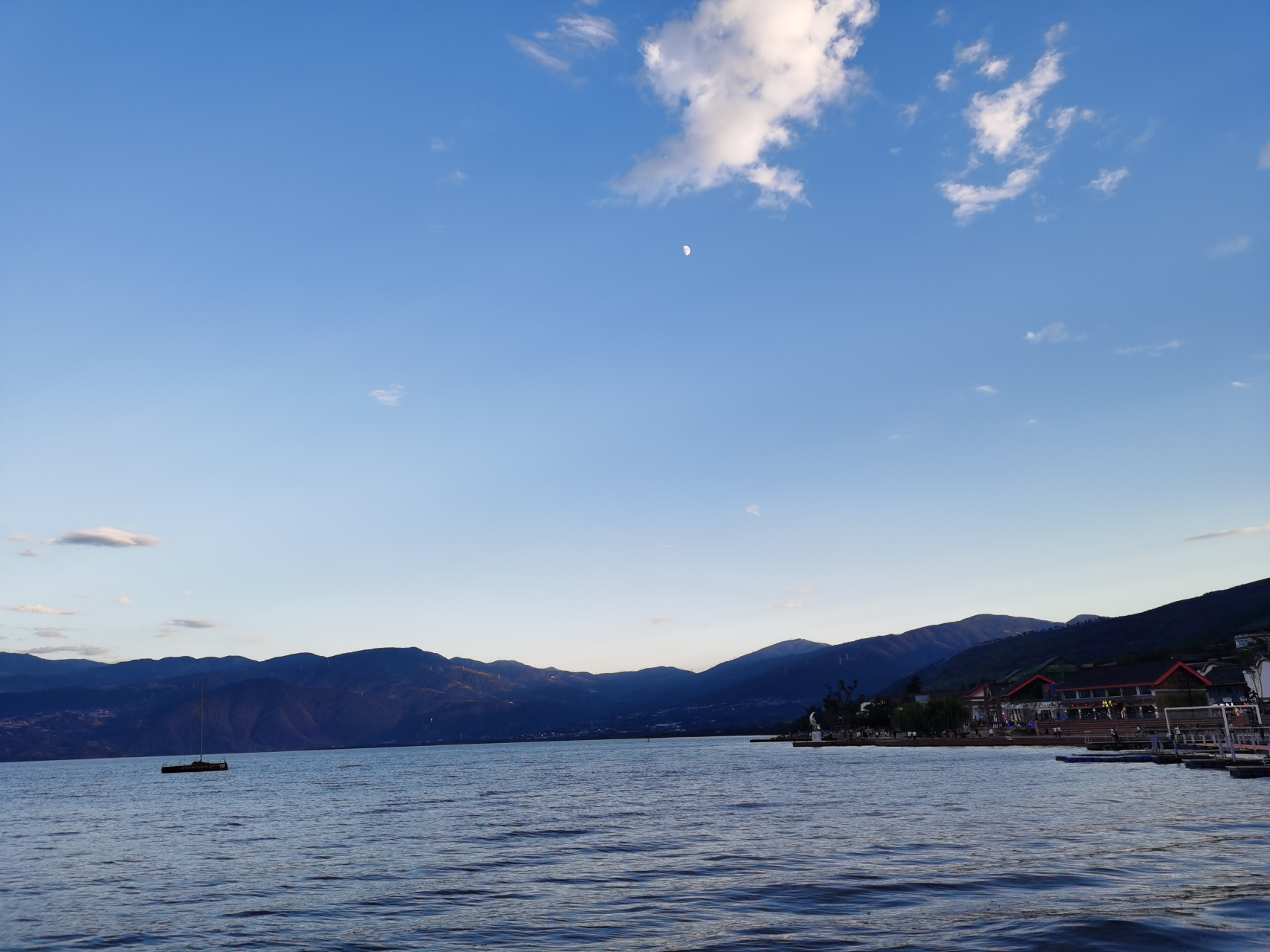 在这片宁静的湖面上,我找到了内心的平静.