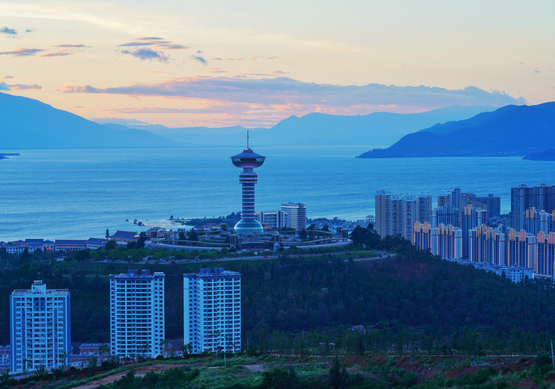 大理听风楼(雄风塔)坐落于龙山公园(州级行政办公区),有19层近80米高