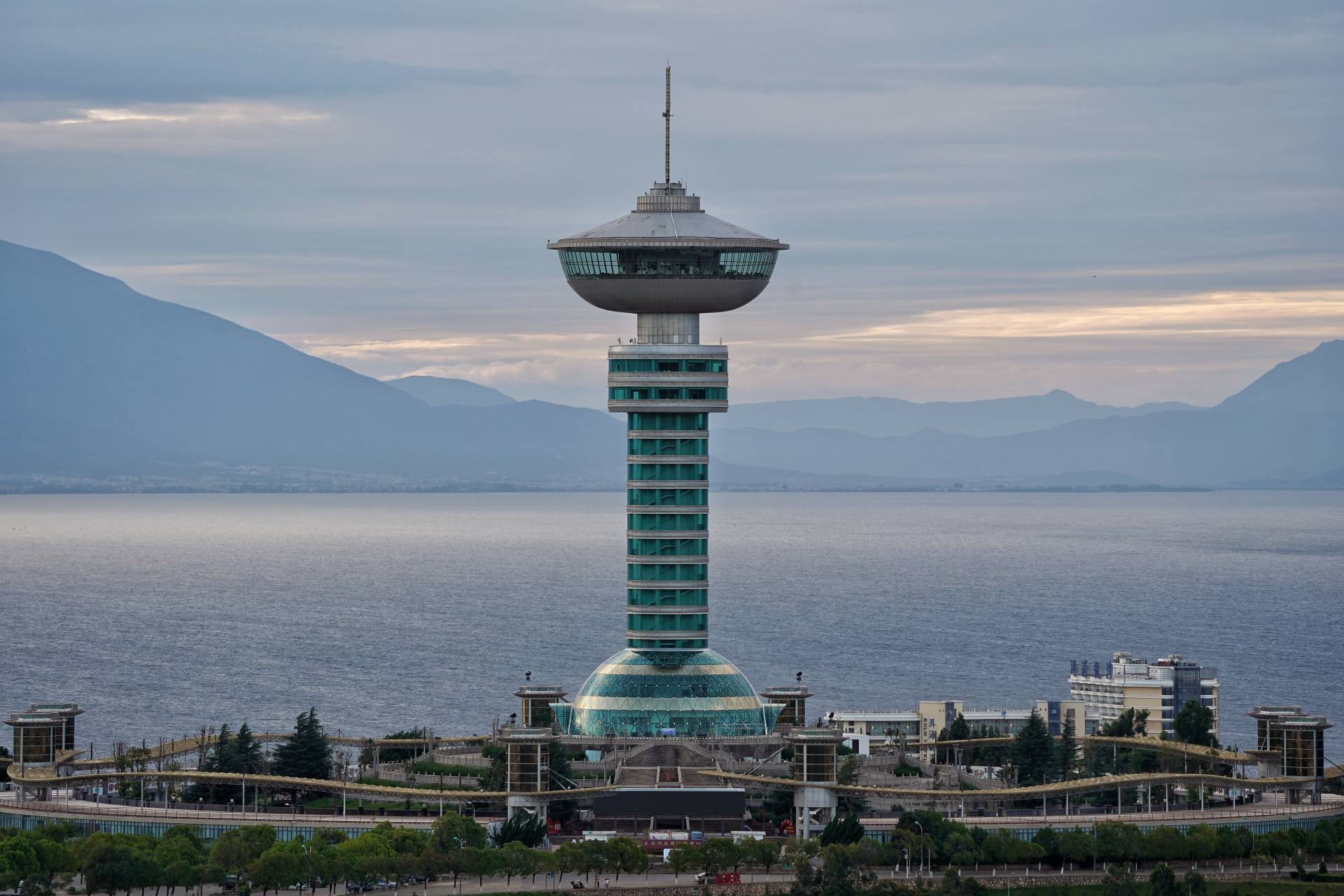 大理听风楼(雄风塔)坐落于龙山公园(州级行政办公区),有19层近80米高