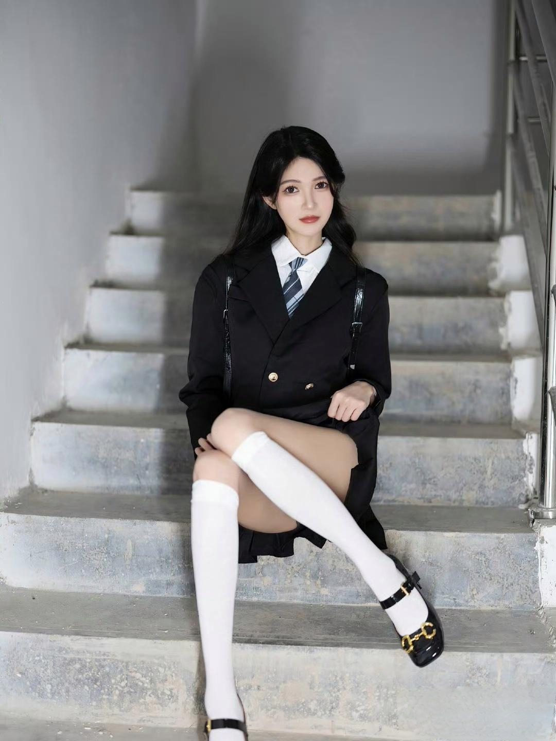 楼梯间,校服女孩,俏皮坐姿,自信回眸