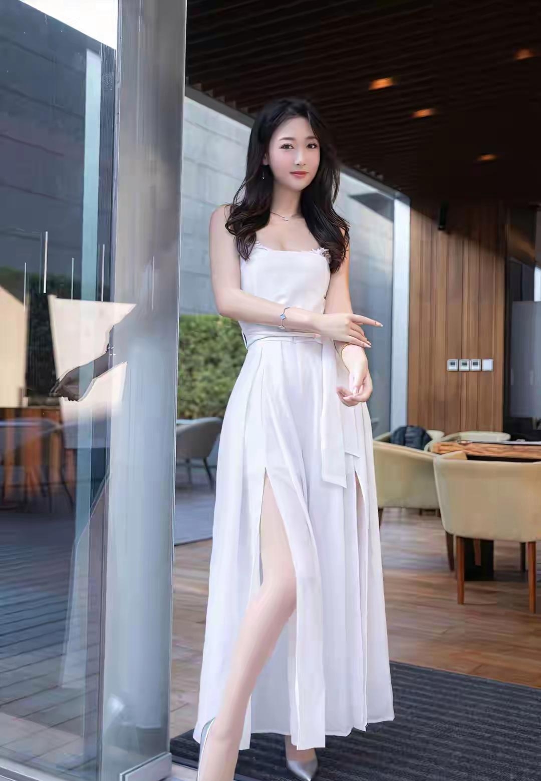 omg,穿白裙的小姐姐,优雅气质,仿佛从画中走出来的仙女,让人心动不已!