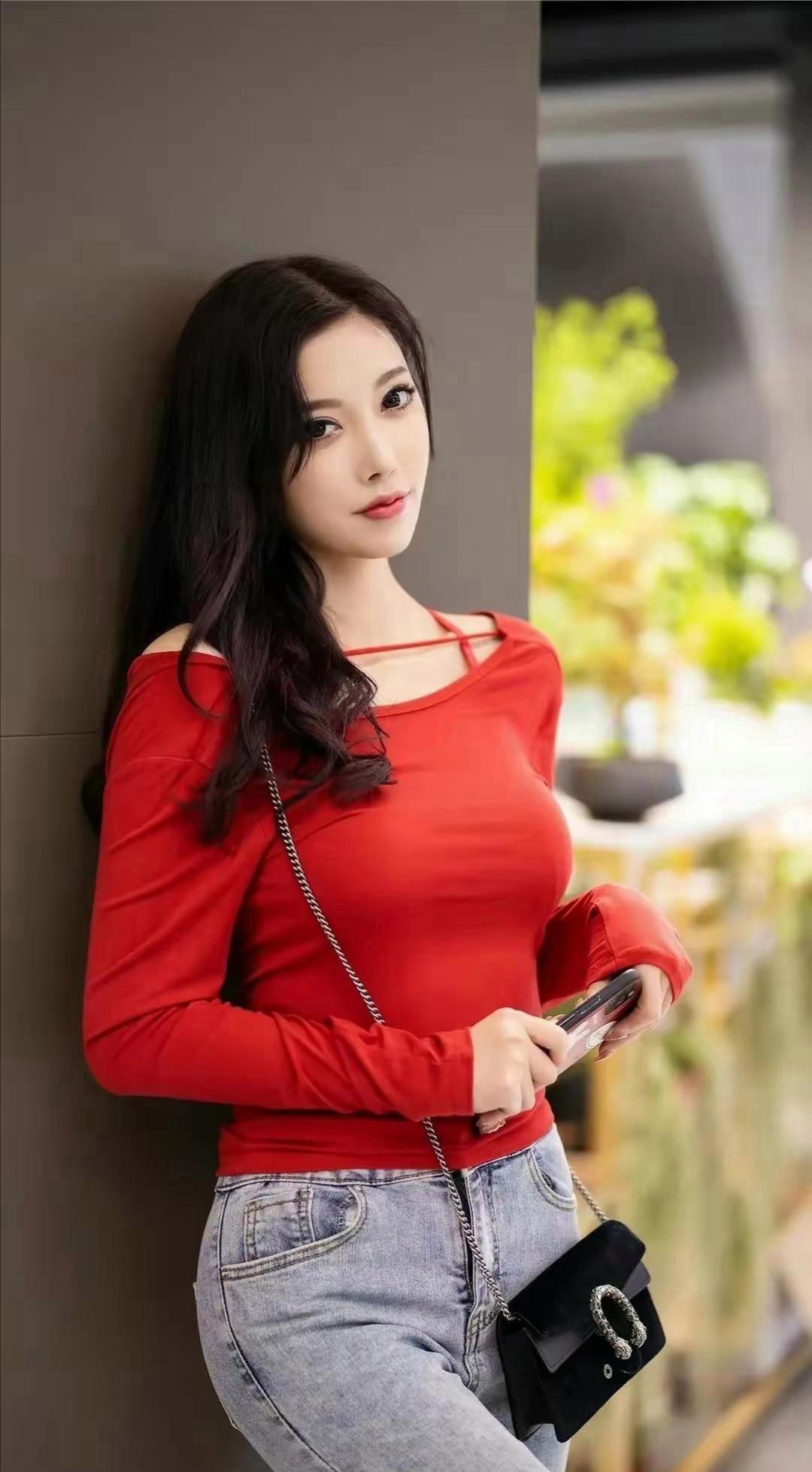 性感好身材# #紧身牛仔裤美女# 杨晨晨今天穿了件红色上衣和牛仔 