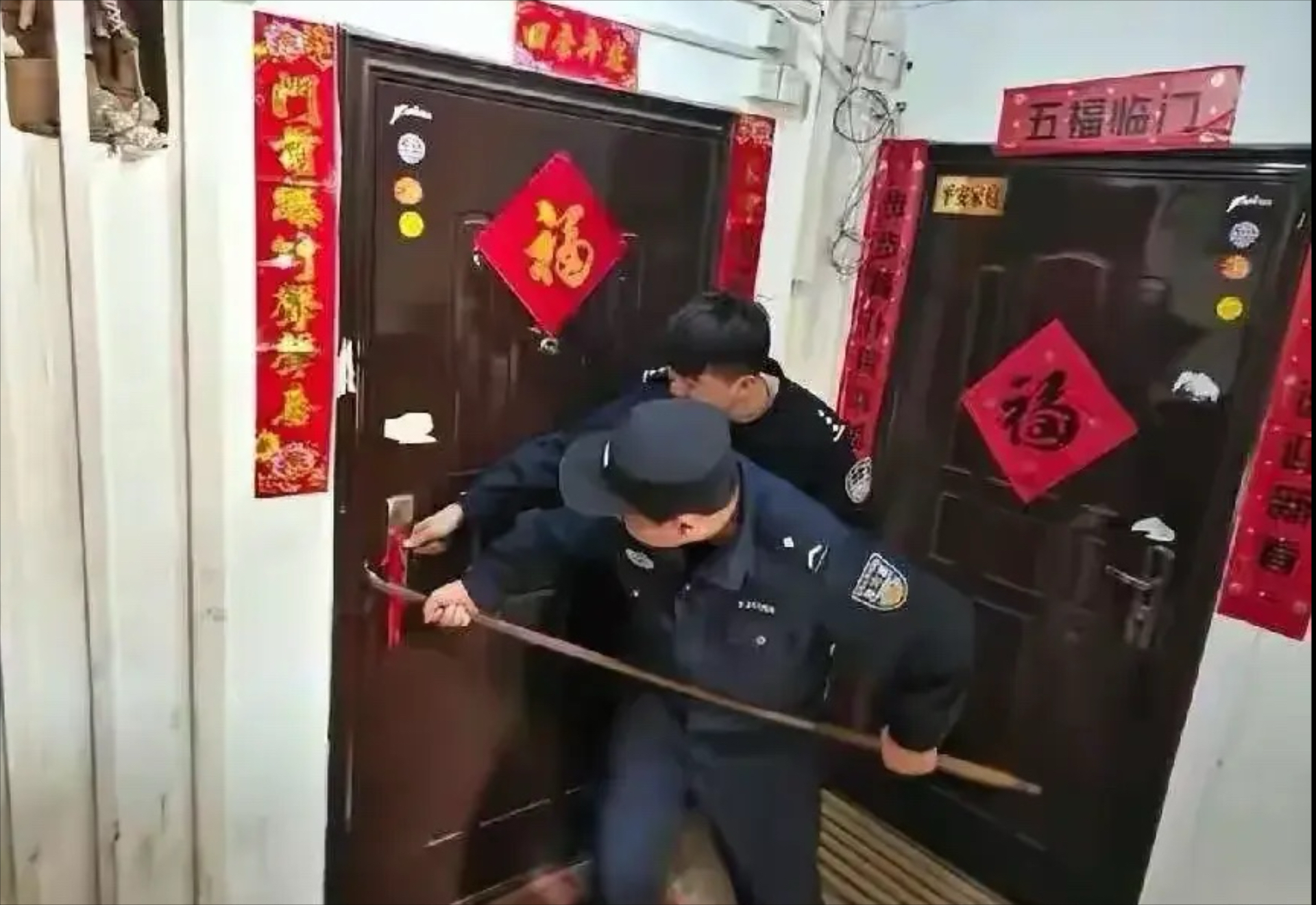 警察抓陌生人图片