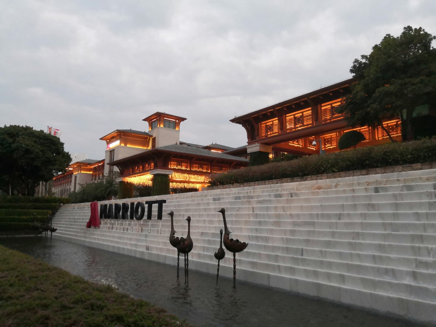 深圳大鹏金沙湾的万豪酒店,住店人气挺旺,面朝大海,张灯结彩,鲜花椰风