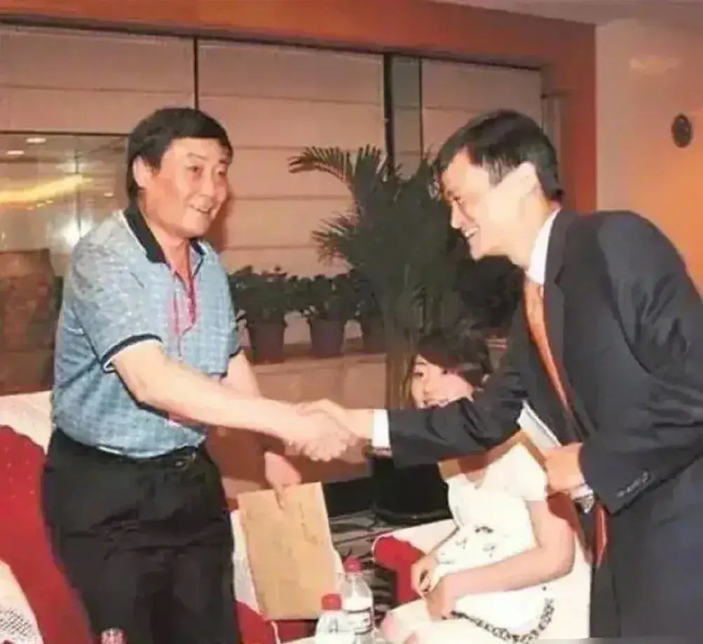 马云与逍遥子,两代阿里领袖的握手,象征着传承与创新.