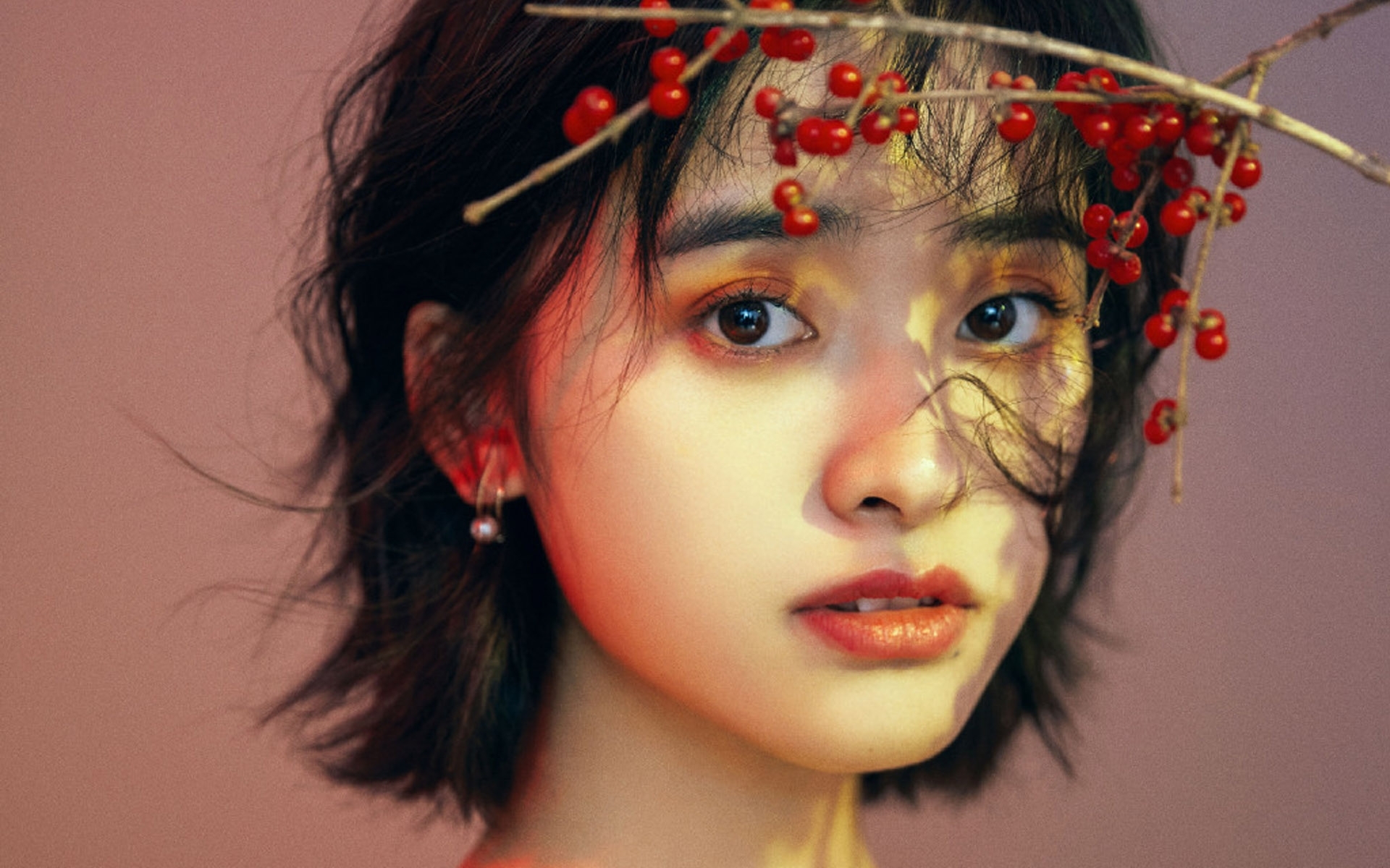 1,何运伟也在网上开直播了,他只和粉丝聊聊天,唱唱戏曲,给粉丝写写字