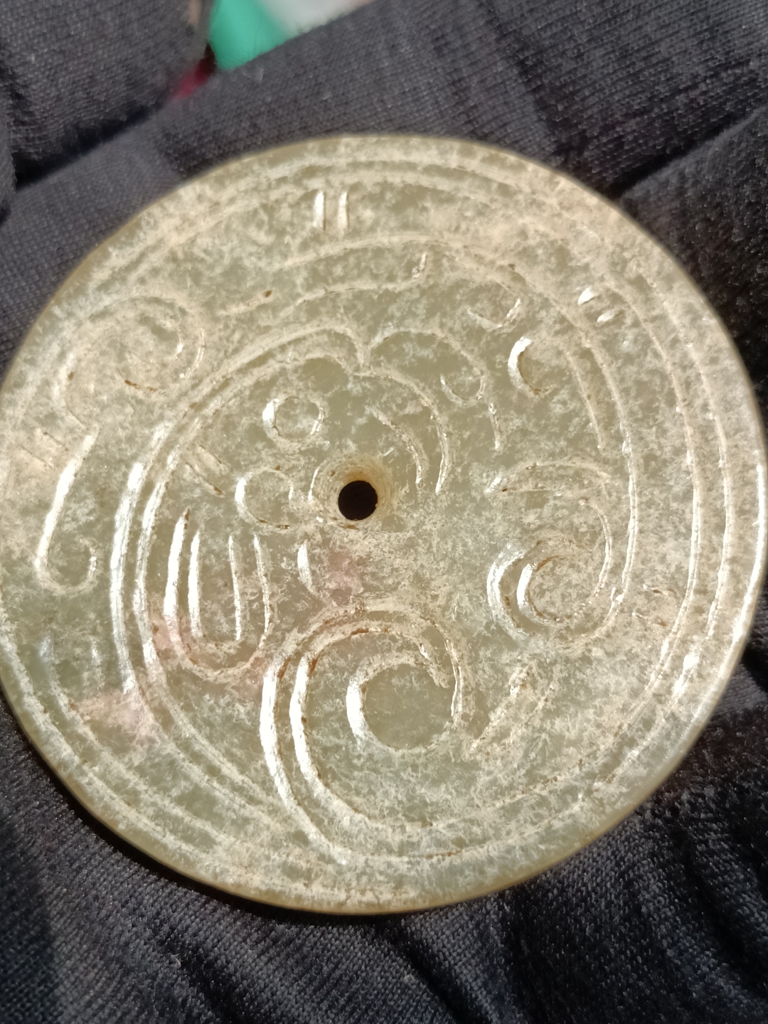 透闪石玉雕琢,典型西周一面坡工艺,玉璧上雕琢一只玉凤