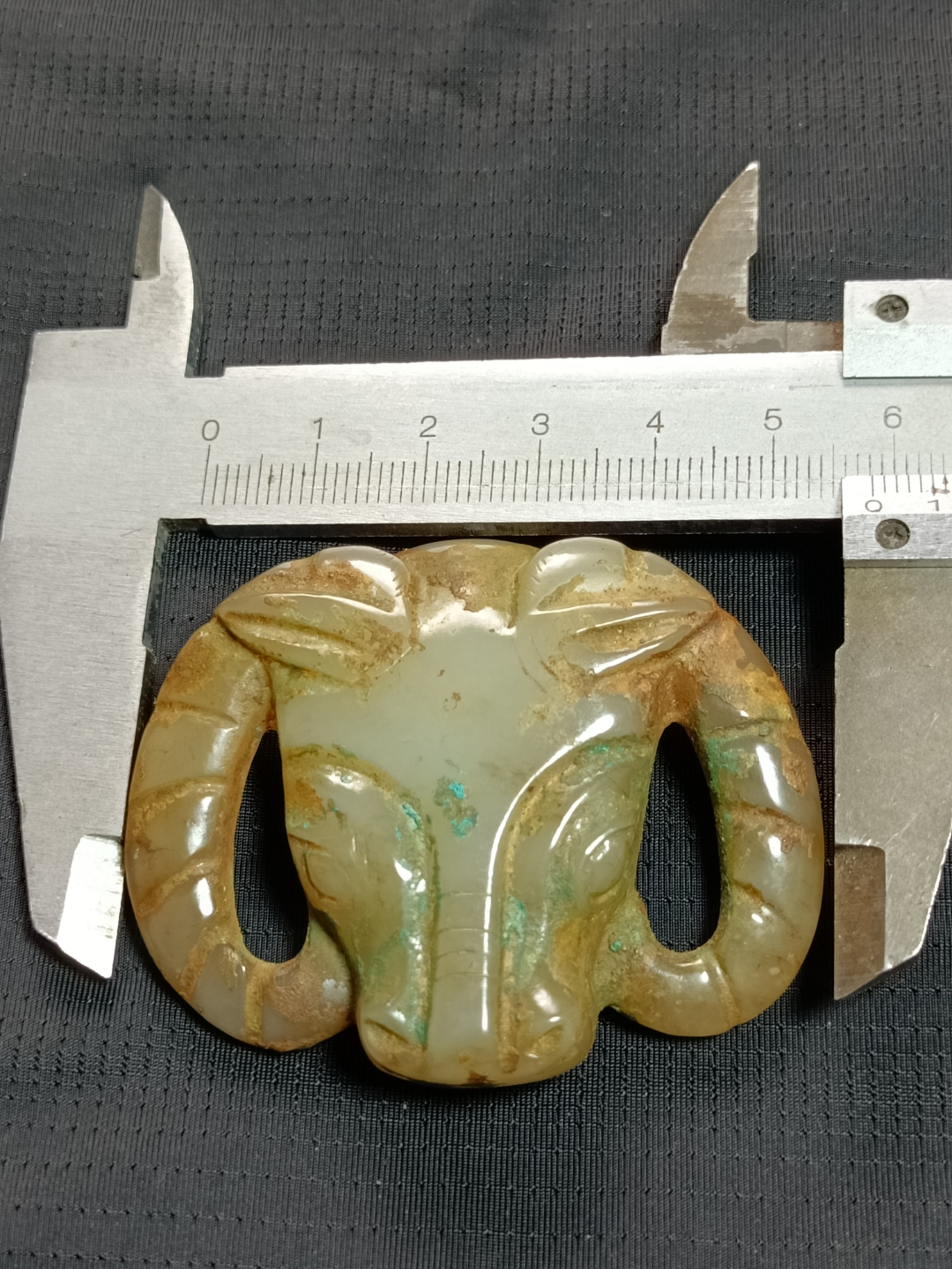 这羊头造型的玉佩真是太有个性了!