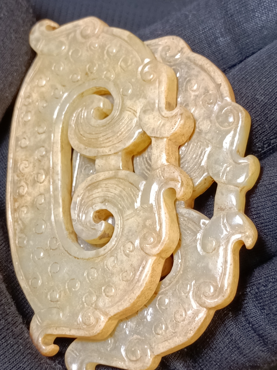 双龙玉佩 龙是中华民族最早的图腾之一,代表