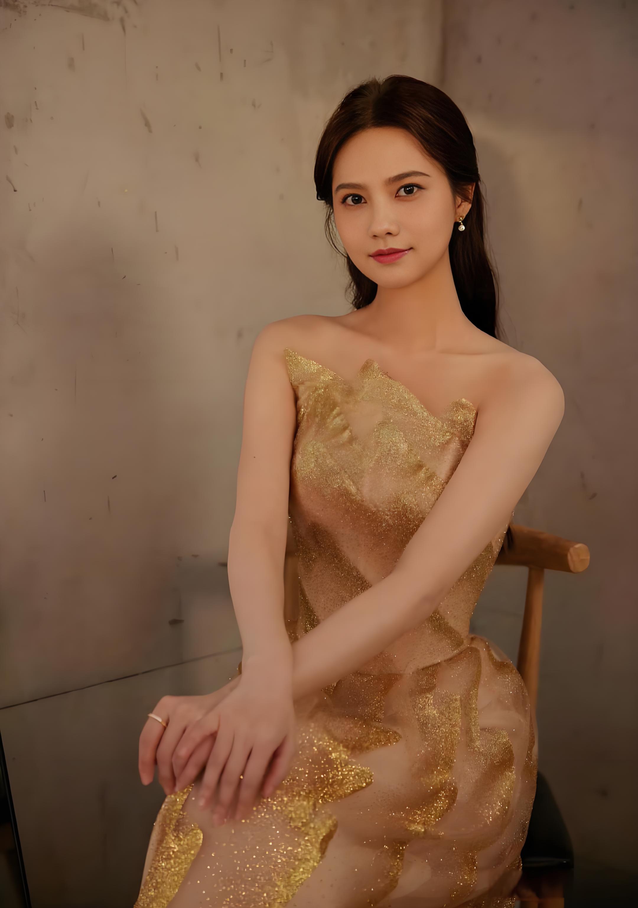 姜珮瑶,穿着金色闪光裙,优雅散发着迷人的魅力