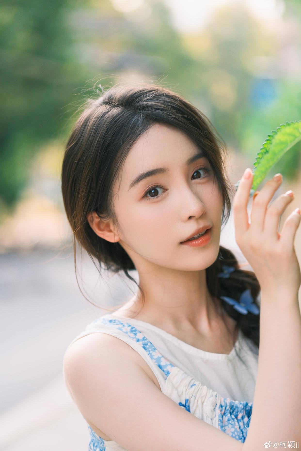 柯颖,捕捉到小姐姐温柔侧脸杀,手轻轻拨弄发丝,眼里尽是温柔恬静,仿佛