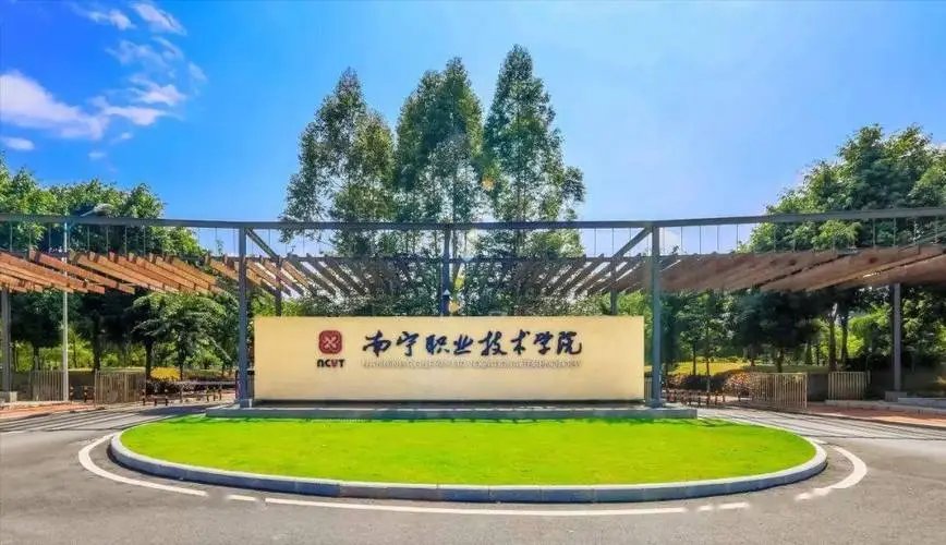 广西柳州鹿山学院图片