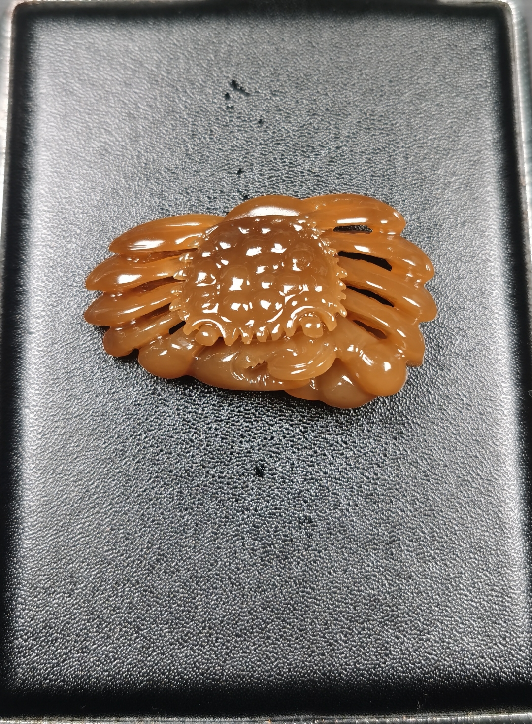 和田玉金糖螃蟹寓意八方来财,精湛的工艺造就非凡的品质