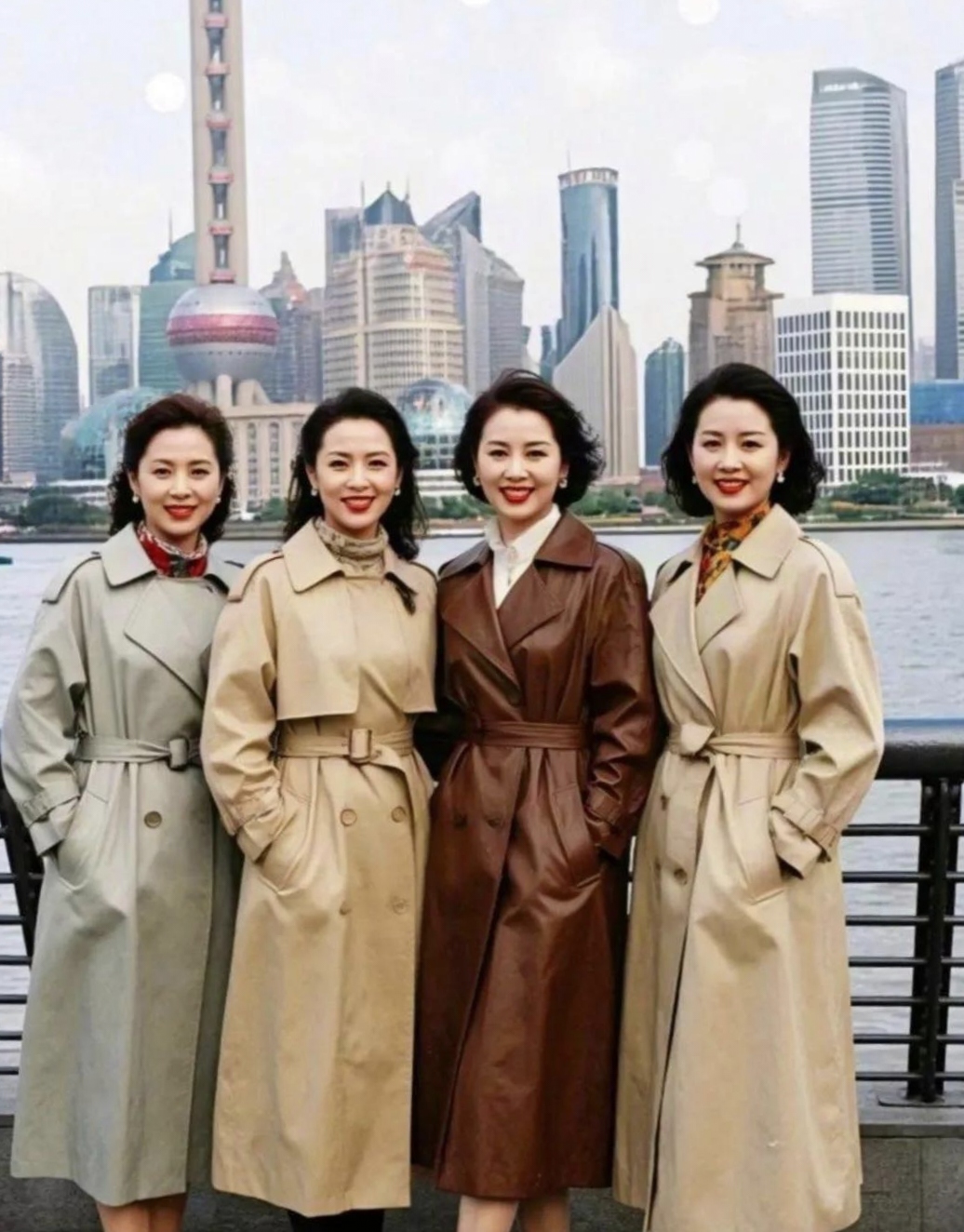 珍贵老照片,90年代女人风采依旧,尽管照片有点泛黄,但是她们的笑容