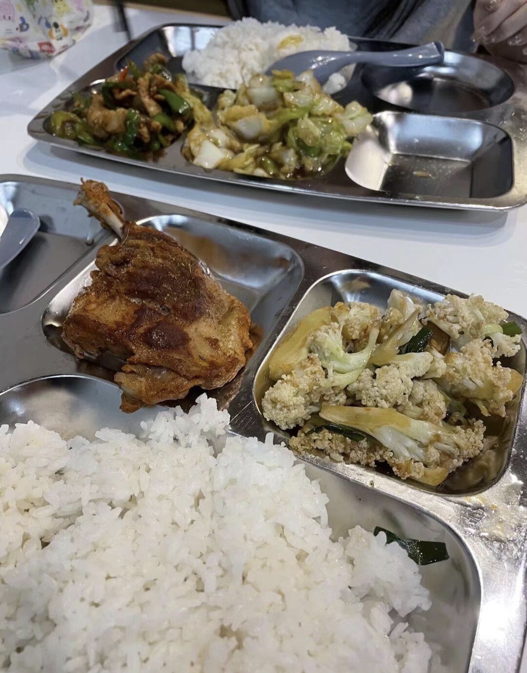 你们学校的食堂也是这样的吗