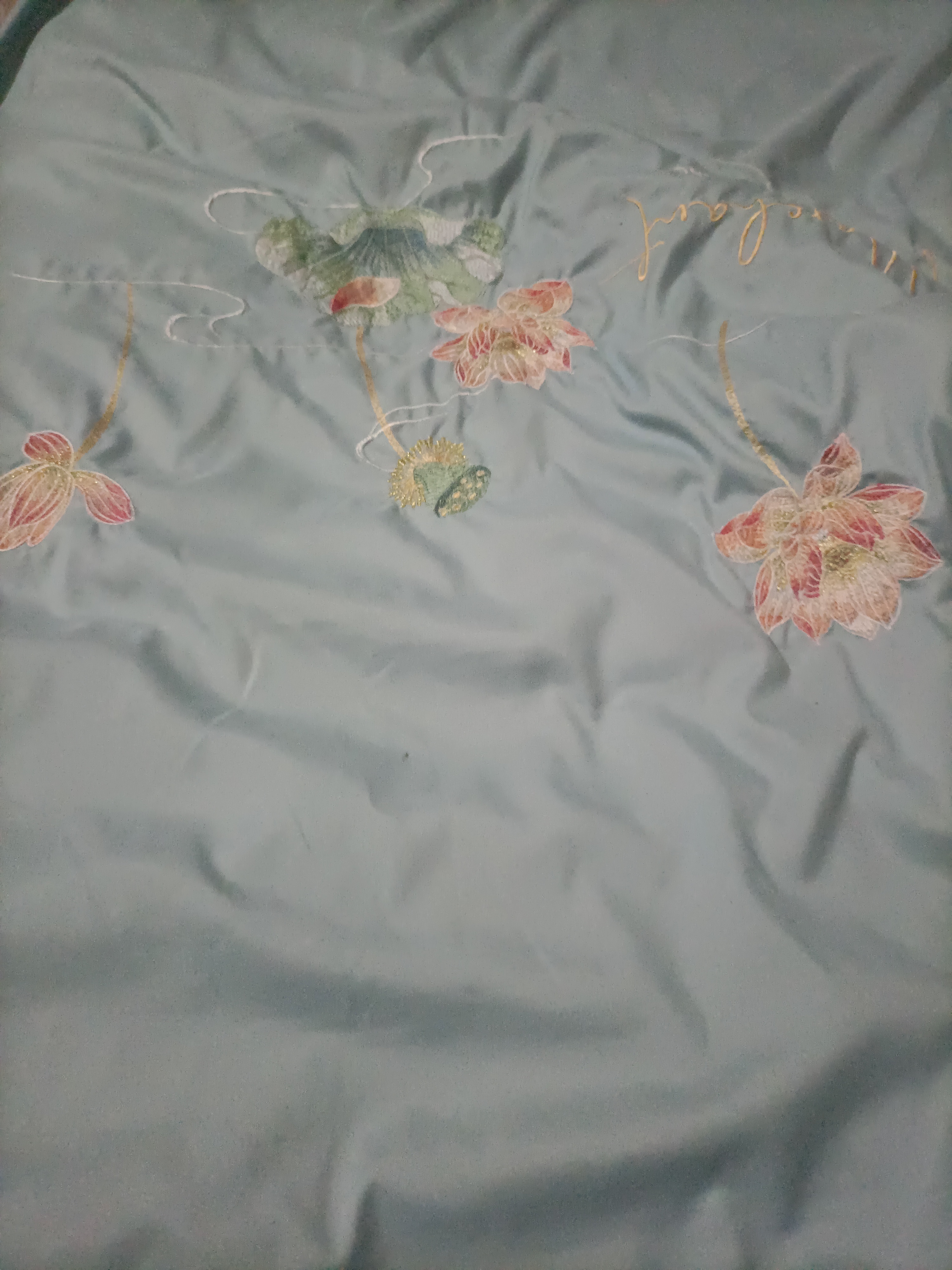 套特别不错,我说等你长大上寄宿学校,我给那套灰色大面积刺绣被套给你