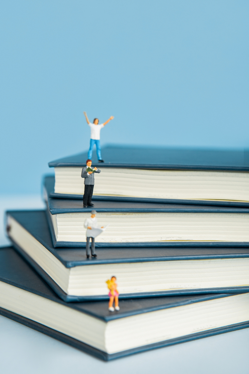 我所言的读书,并非特指步入大学殿堂,而是指广泛涉猎各类书籍的阅读.