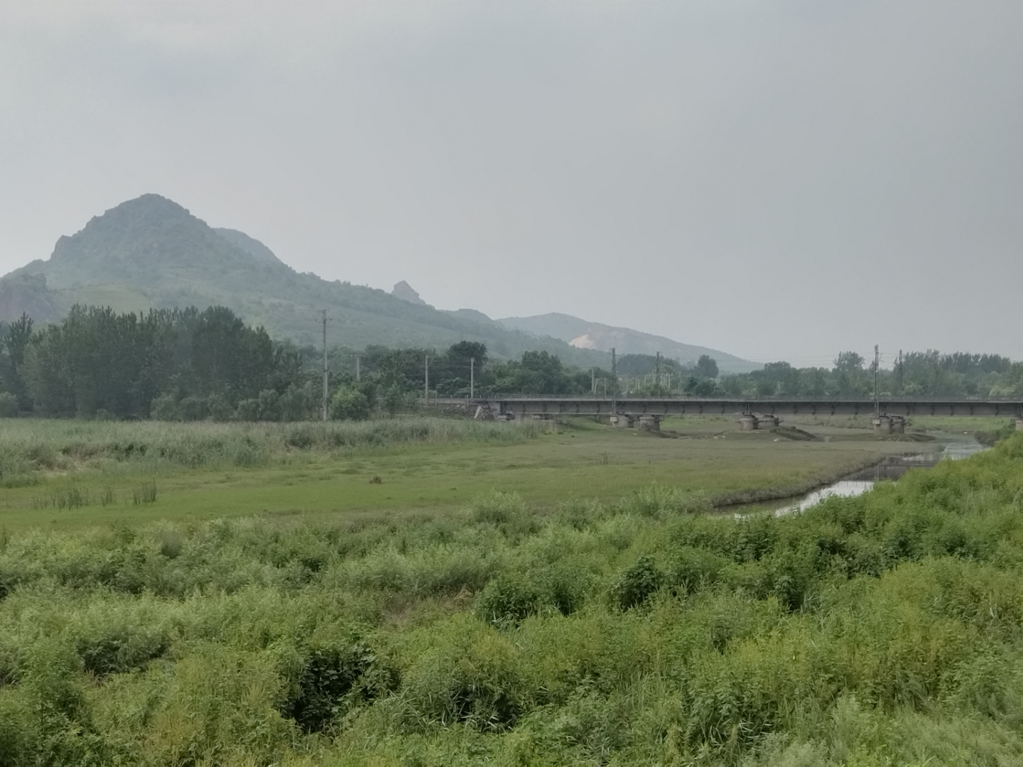 杨柳河大桥桥北看中长铁路及西鞍山 杨柳河的水不多.