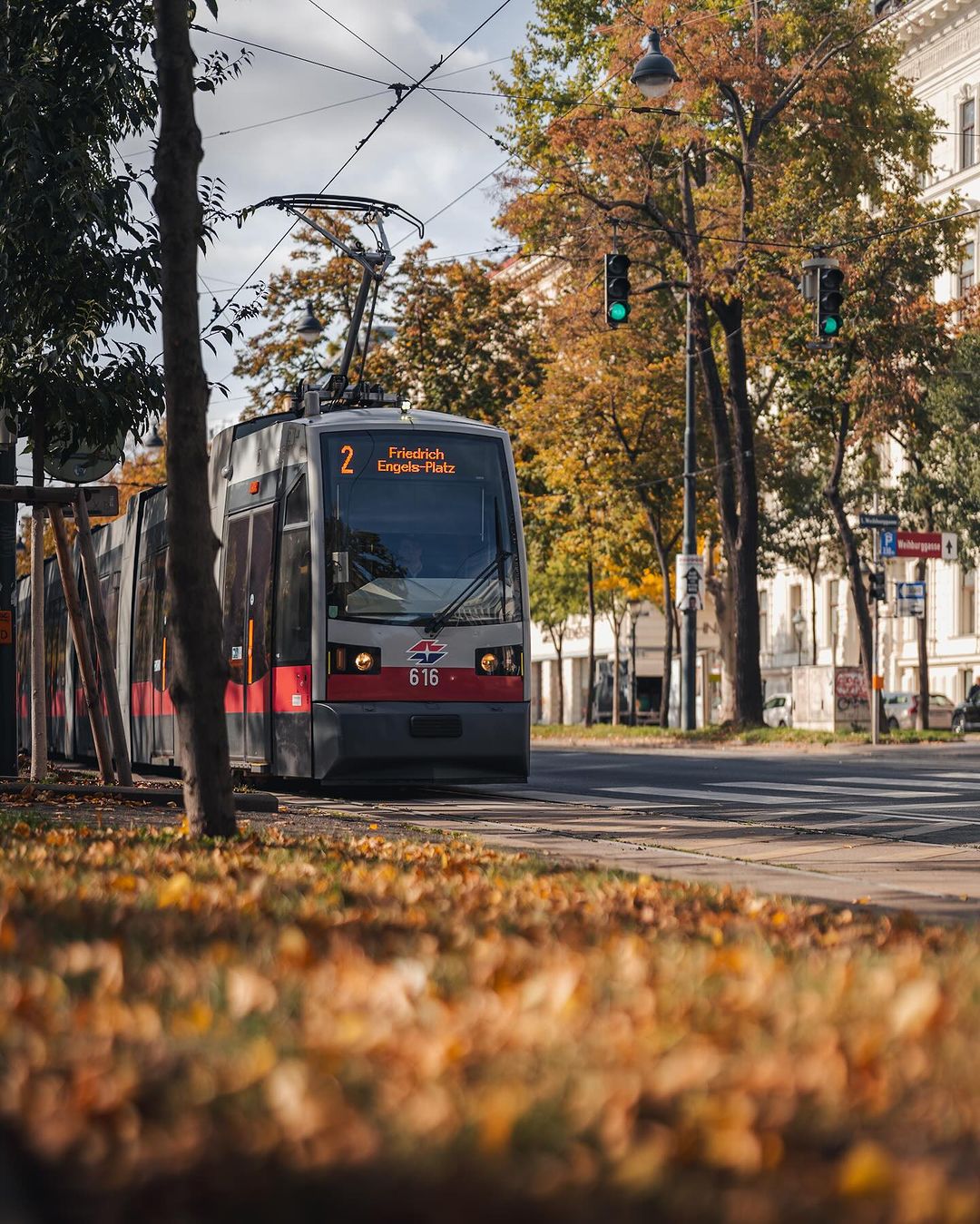 今天在路边偶遇了这辆复古有轨电车,它的编号是"616",车身红灰相间