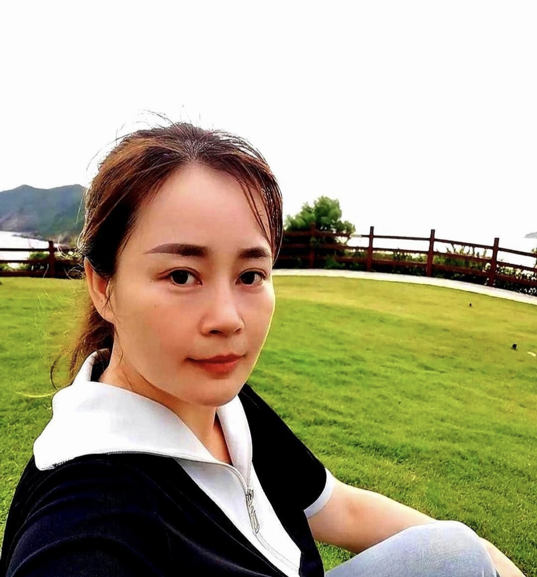 晾衣绳上的腊肉油光锃亮,嫂子举着菜刀喊:"收肉!招苍蝇!