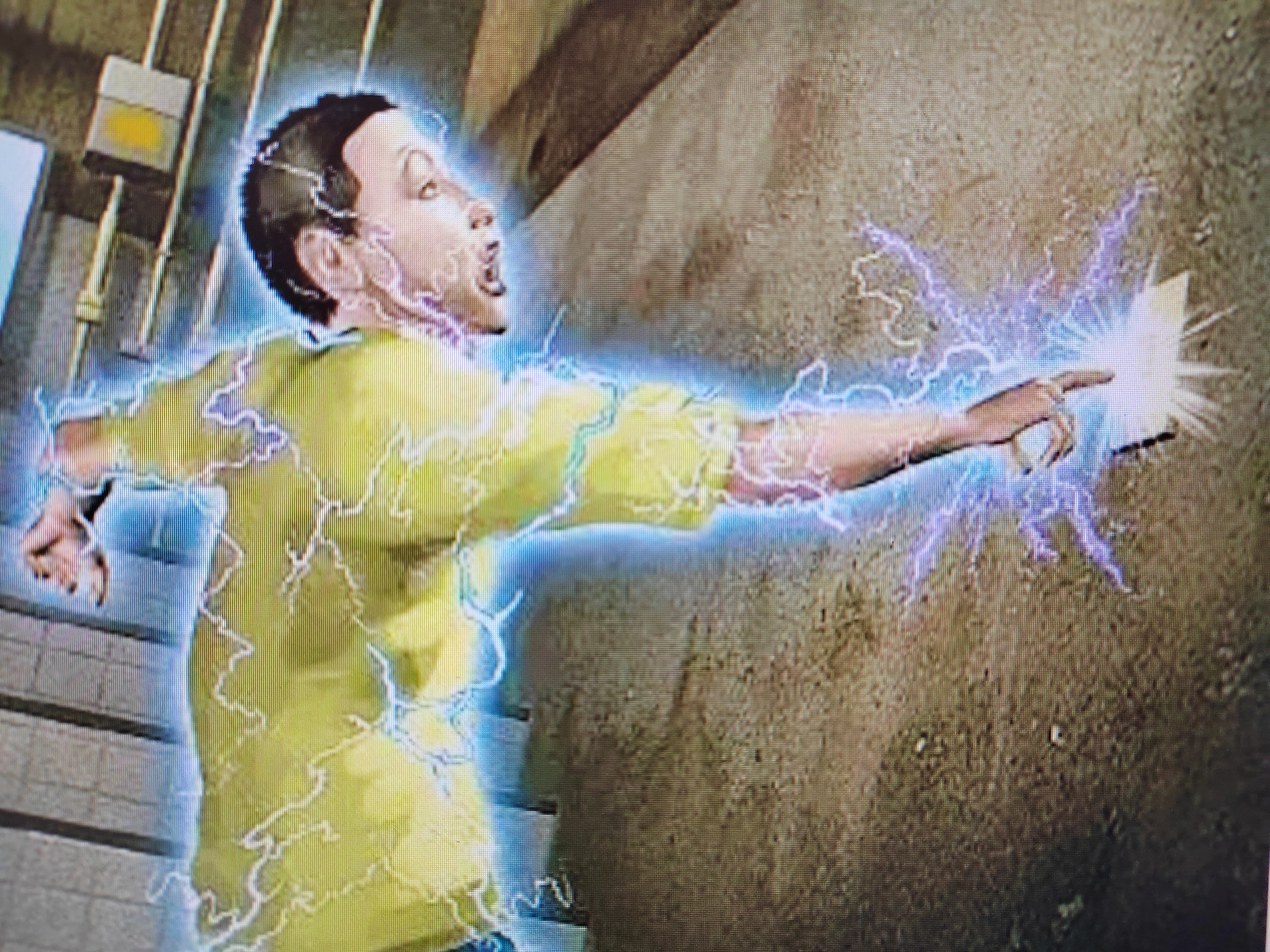 我用手去打燃气灶开关,突然右手食指被"电"了一下.