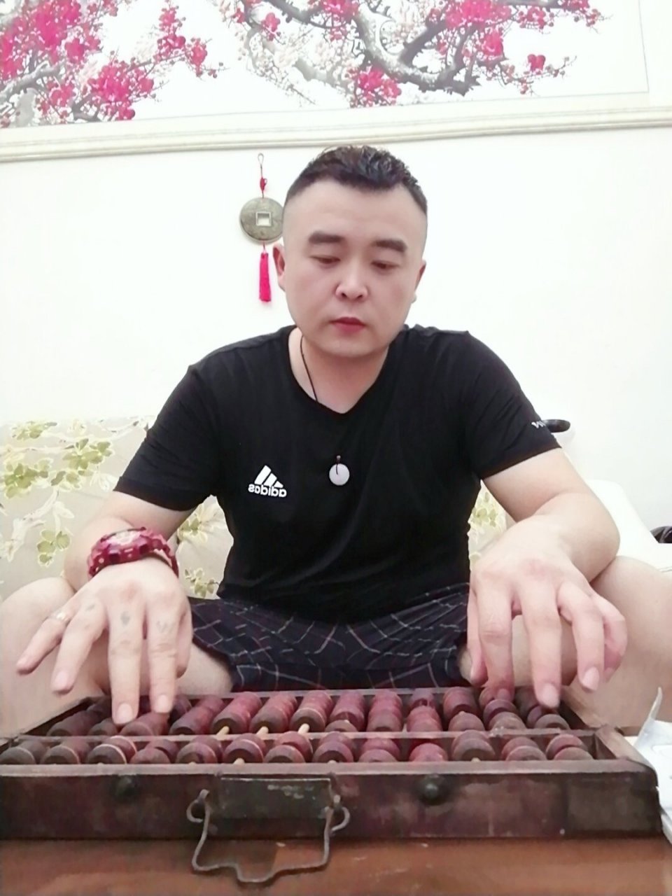 姓名仝晖,曾用名王小佳,年龄29岁,山东省菏泽郓城县仝老家村人氏,毕业