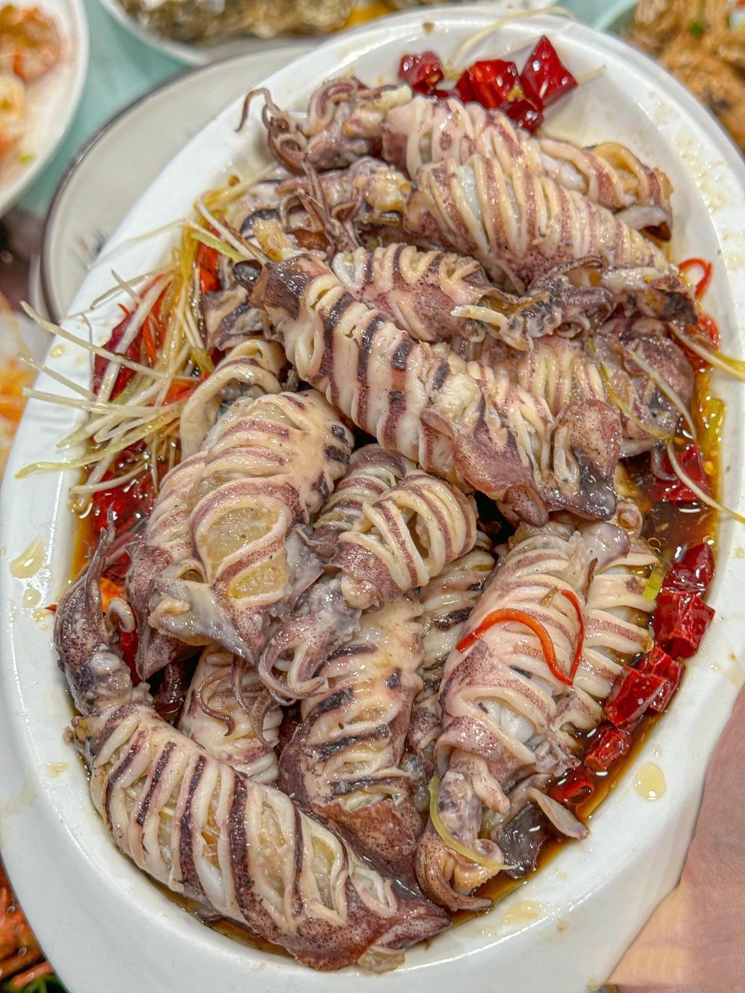 去海边的城市旅游,导游说一定要尝尝当地的海鲜,不但